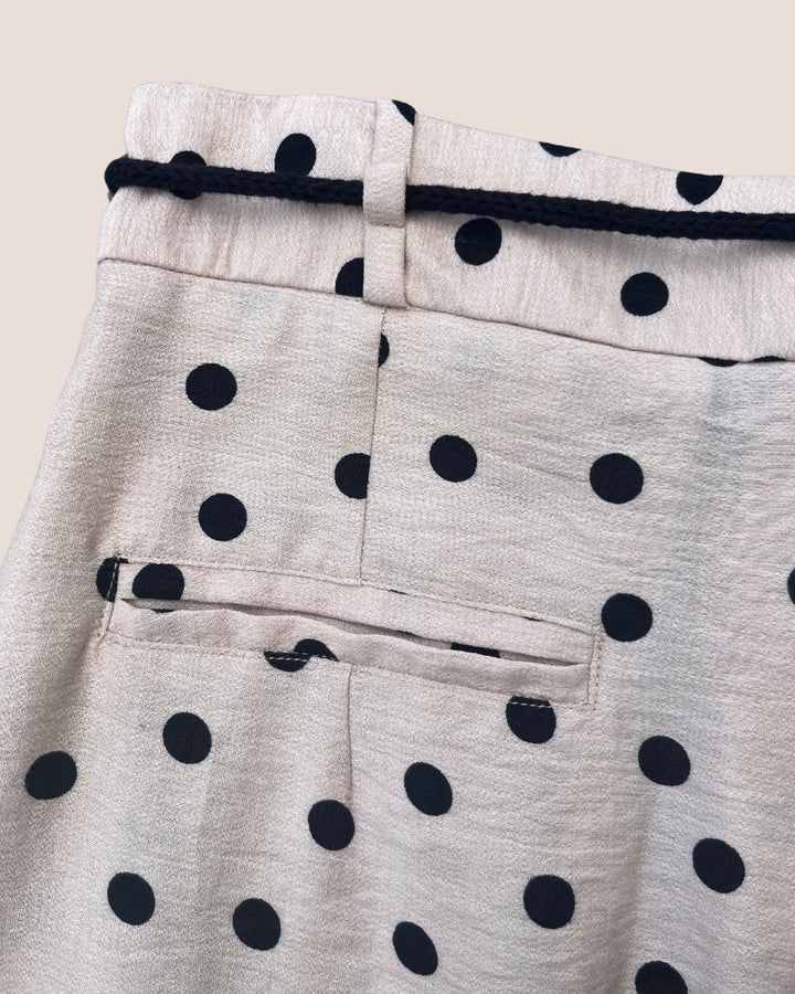 Bermuda fluide à pois en viscose. Cordon de serrage, poches pratiques. Style chic et original pour l'été. Meldesign Collection 2025.