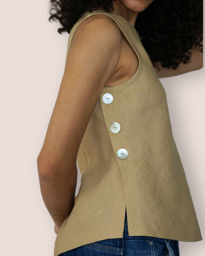 Top sans manches beige en lin/coton . Boutons nacre côtés, plis dos. Élégance discrète, pièce unique et durable - Meldesign2025.