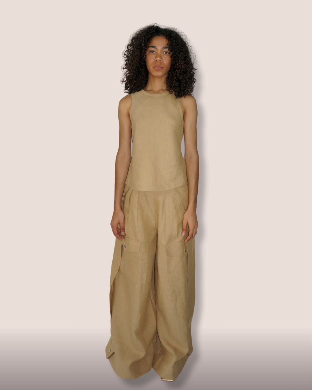 Top sans manches beige en lin/coton . Boutons nacre côtés, plis dos. Élégance discrète, pièce unique et durable - Meldesign2025.