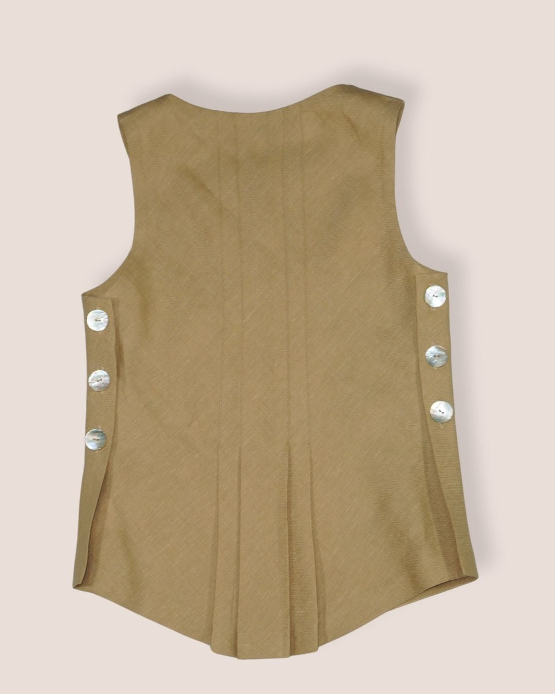 Top sans manches beige en lin/coton . Boutons nacre côtés, plis dos. Élégance discrète, pièce unique et durable - Meldesign2025.
