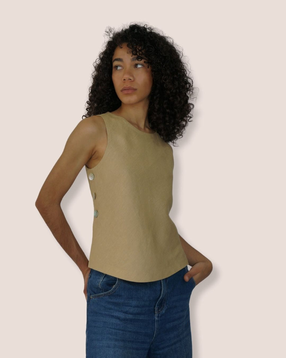 Top sans manches beige en lin/coton . Boutons nacre côtés, plis dos. Élégance discrète, pièce unique et durable - Meldesign2025.