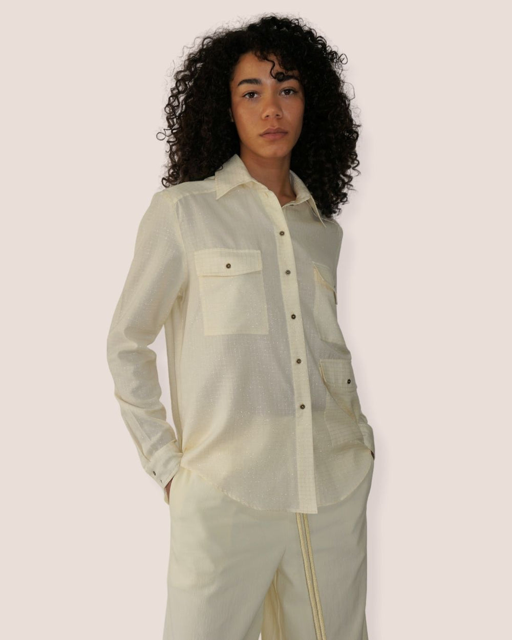 Chemise crème/écru "Éclat Discret"  en viscose soie scintillante, trois poches avant, boutons bronze - Meldesign 2025
