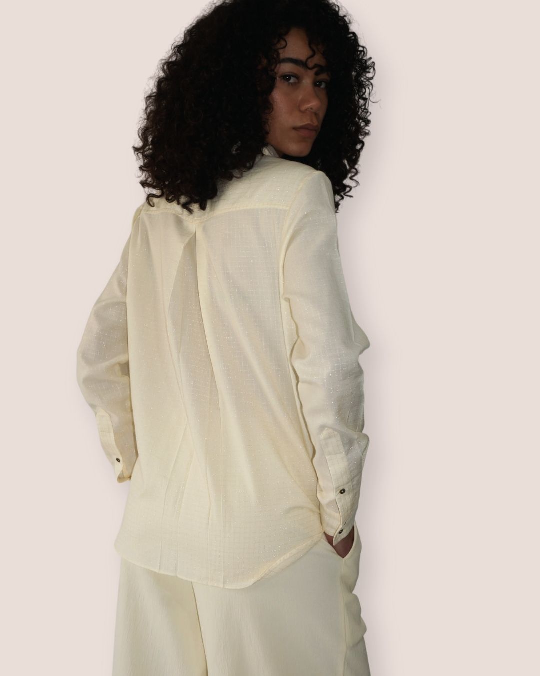 Chemise crème/écru "Éclat Discret"  en viscose soie scintillante, trois poches avant, boutons bronze - Meldesign 2025