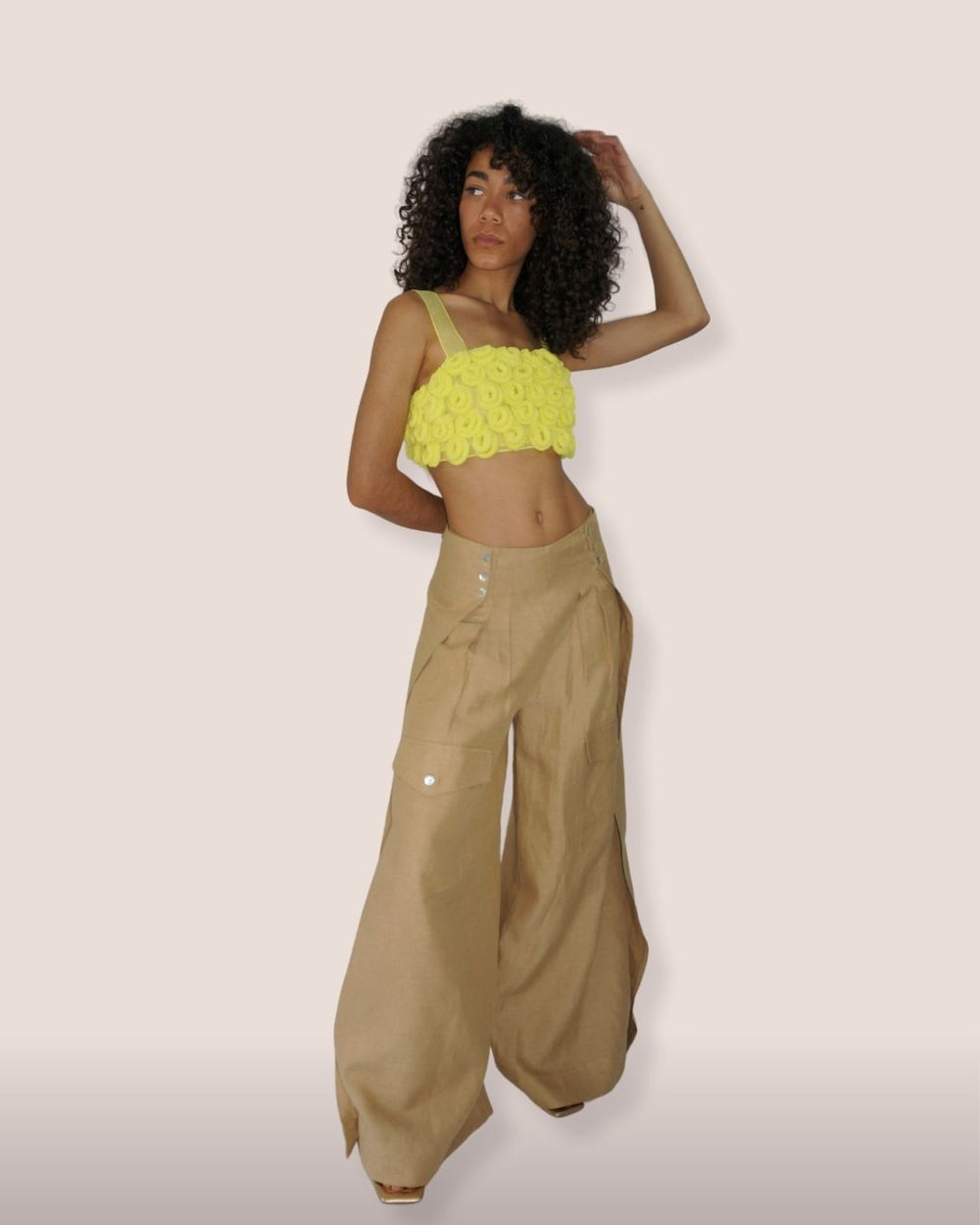 Pantalon cargo oversize beige en lin et coton "Aventure Douce" , taille haute, plis devant, poches cargo et boutons en nacre - Meldesign 2025