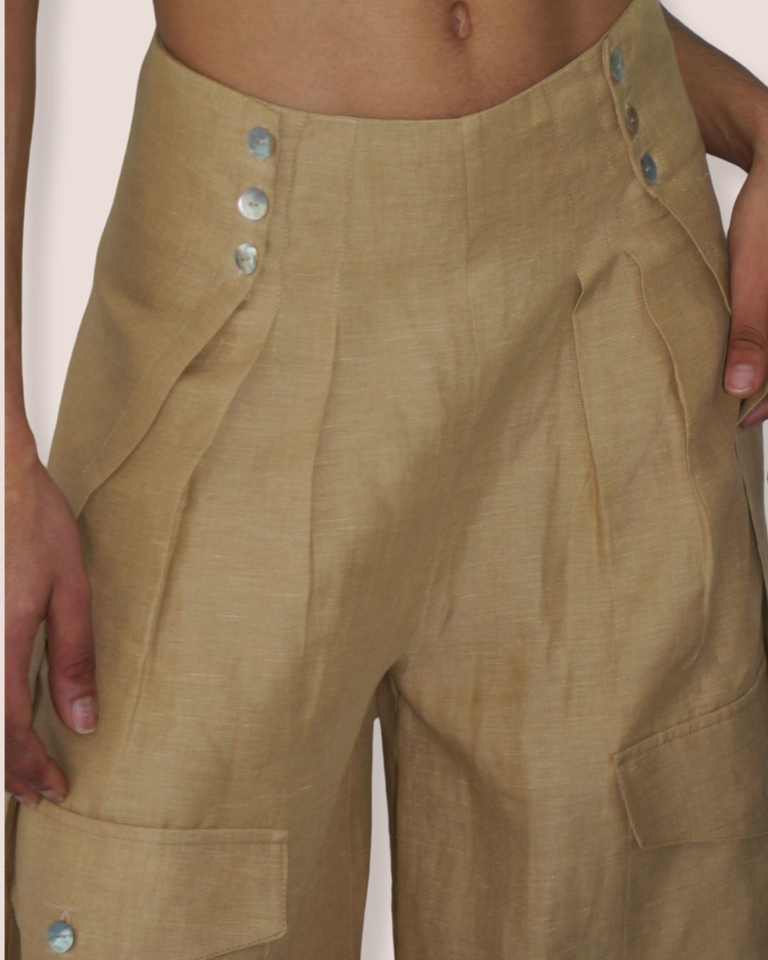 Pantalon cargo oversize beige en lin et coton "Aventure Douce" , taille haute, plis devant, poches cargo et boutons en nacre - Meldesign 2025