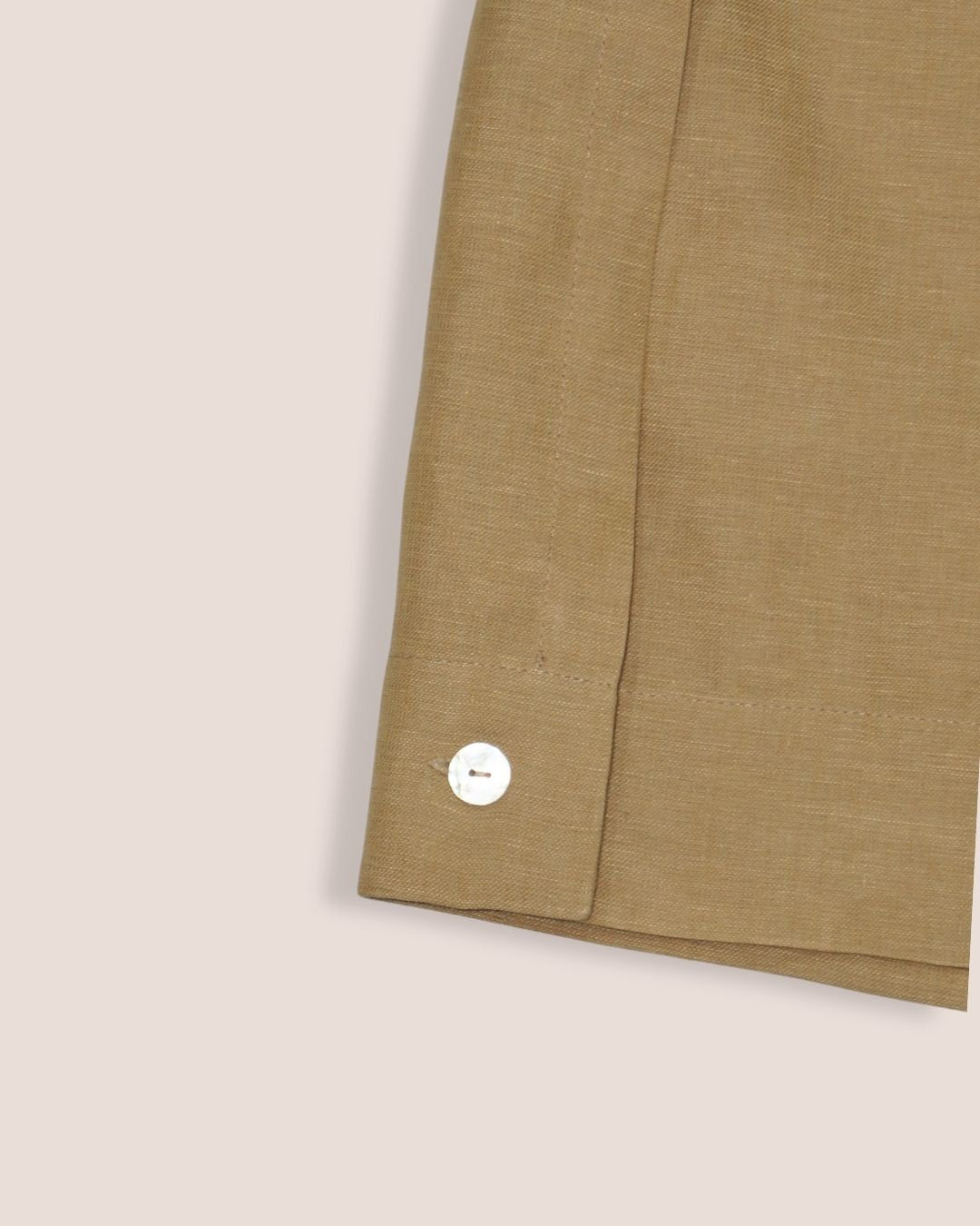 Pantalon cargo oversize beige en lin et coton "Aventure Douce" , taille haute, plis devant, poches cargo et boutons en nacre - Meldesign 2025