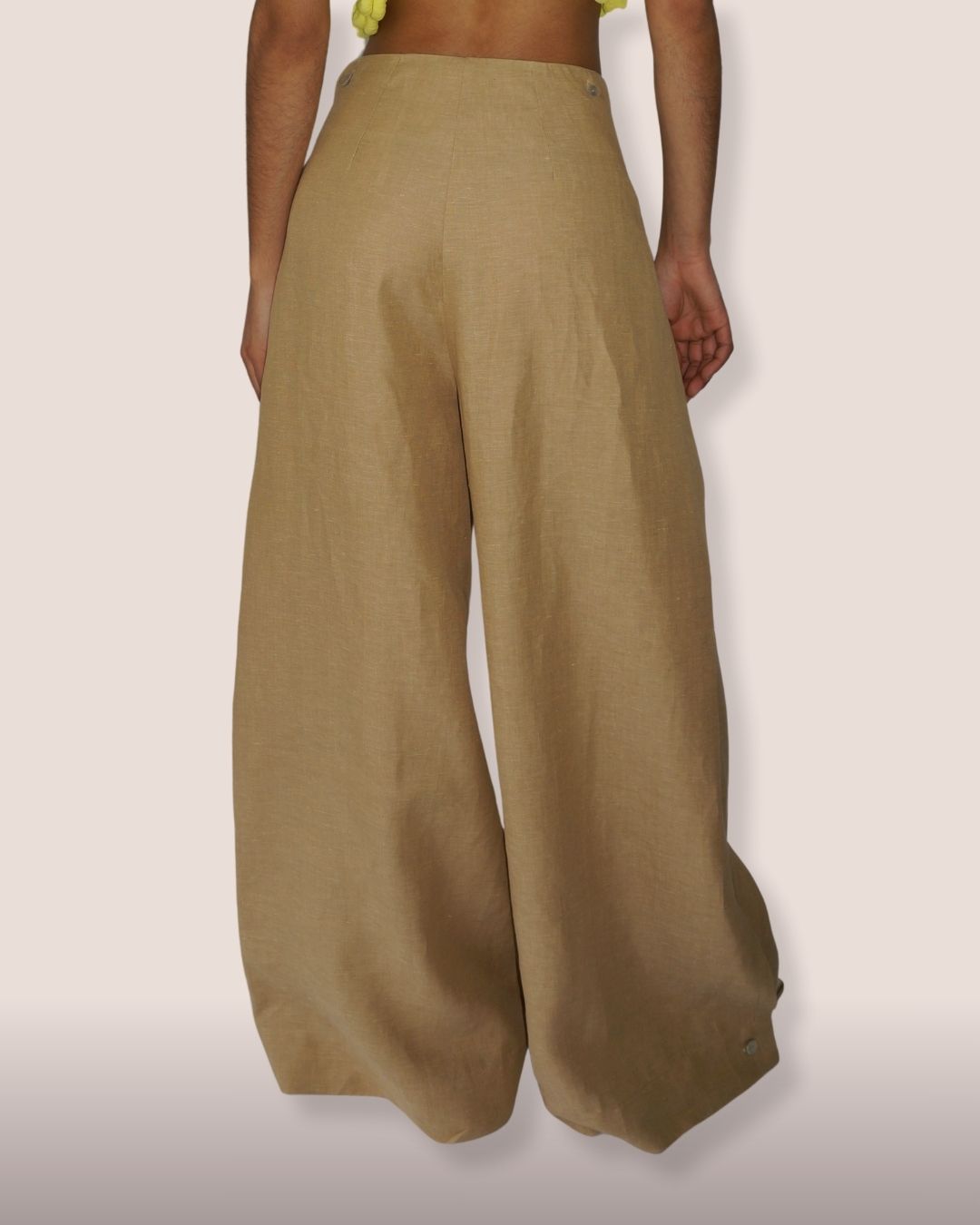 Pantalon cargo oversize beige en lin et coton "Aventure Douce" , taille haute, plis devant, poches cargo et boutons en nacre - Meldesign 2025