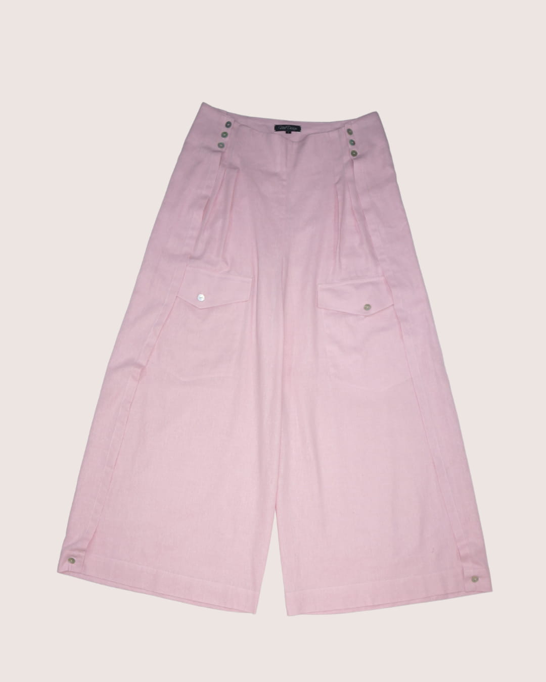 Pantalon cargo oversize beige en lin et coton "Aventure Douce" , taille haute, plis devant, poches cargo et boutons en nacre - Meldesign 2025