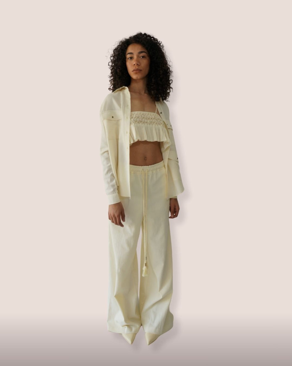 Pantalon jaune pâle/crème en coton élasthanne . Cordon tricoté main, pompons. Confort chic et durable - Meldesign 2025