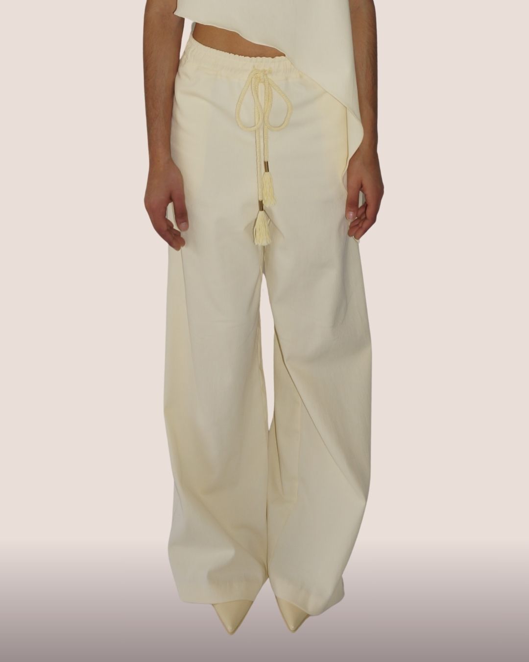 Pantalon jaune pâle/crème en coton élasthanne . Cordon tricoté main, pompons. Confort chic et durable - Meldesign 2025