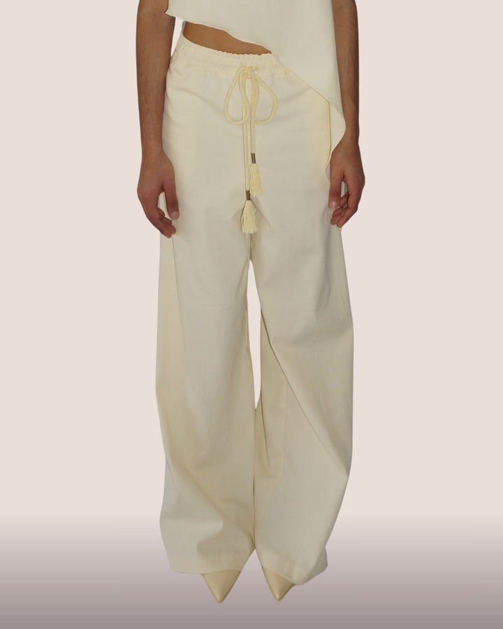 Pantalon jaune pâle/crème en coton élasthanne . Cordon tricoté main, pompons. Confort chic et durable - Meldesign 2025