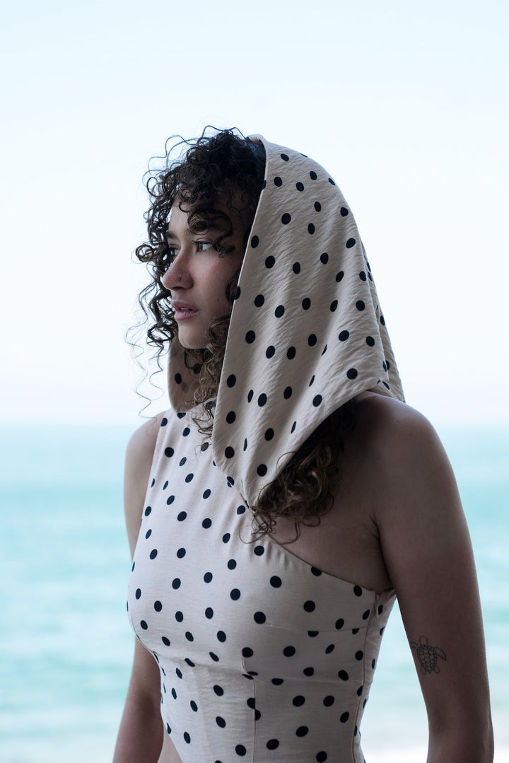 Robe longue asymétrique beige à pois . Capuche versatile, découpes audacieuses. Pièce unique - Meldesign2025