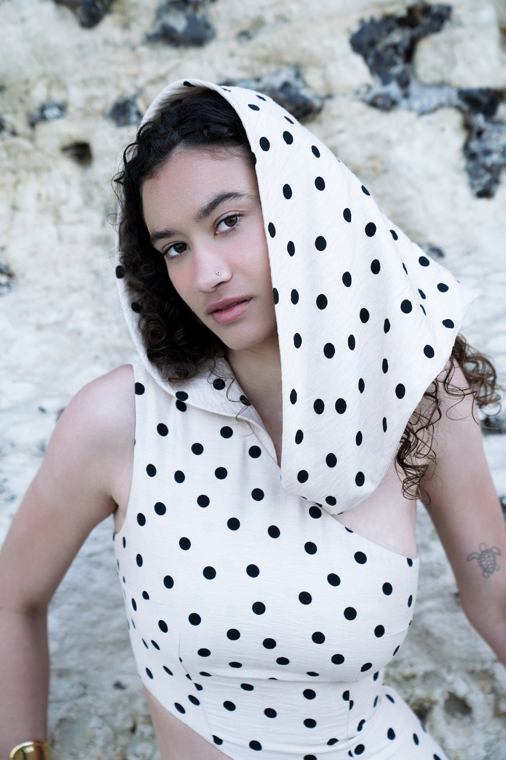 Robe longue asymétrique beige à pois . Capuche versatile, découpes audacieuses. Pièce unique - Meldesign2025