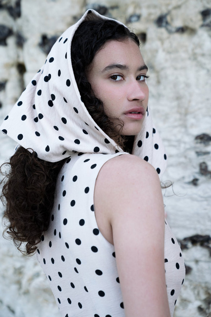 Robe longue asymétrique beige à pois . Capuche versatile, découpes audacieuses. Pièce unique - Meldesign2025