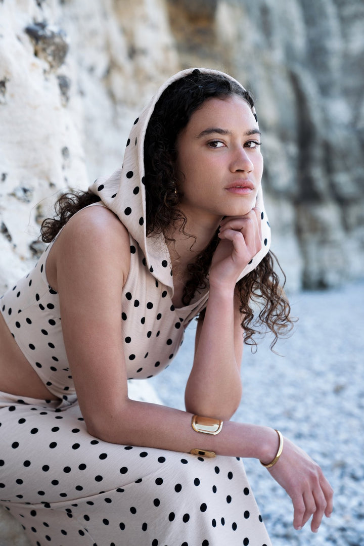 Robe longue asymétrique beige à pois . Capuche versatile, découpes audacieuses. Pièce unique - Meldesign2025