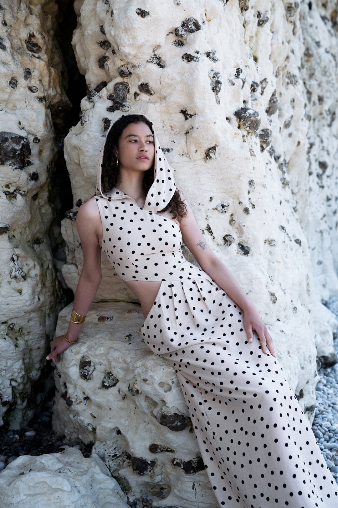 Robe longue asymétrique beige à pois . Capuche versatile, découpes audacieuses. Pièce unique - Meldesign2025
