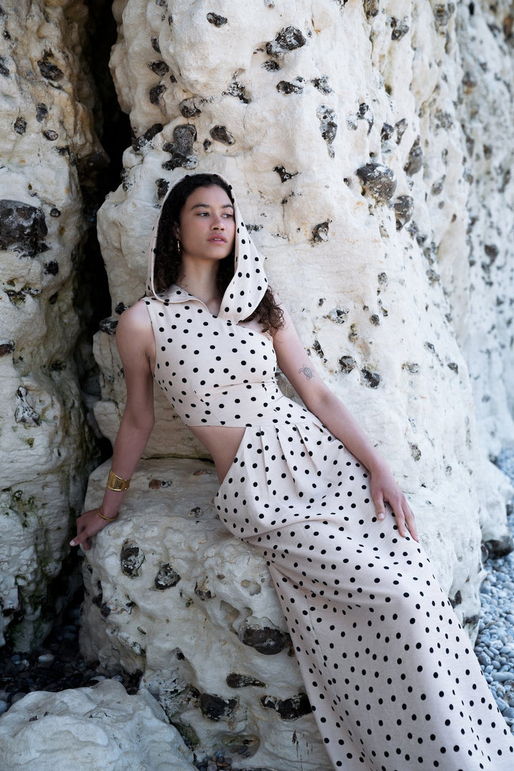 Robe longue asymétrique beige à pois . Capuche versatile, découpes audacieuses. Pièce unique - Meldesign2025