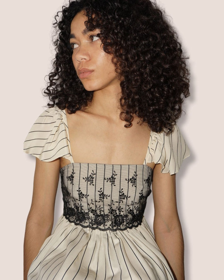 Robe en soie ivoire à rayures noires "Mélodie Rayée" , bustier dentelle noire, manches volantes, Meldesign 2025.