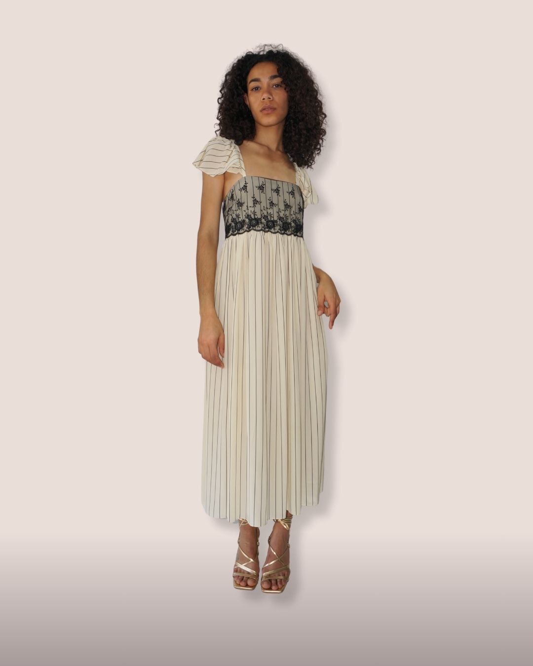 Robe en soie ivoire à rayures noires "Mélodie Rayée" , bustier dentelle noire, manches volantes, Meldesign 2025.