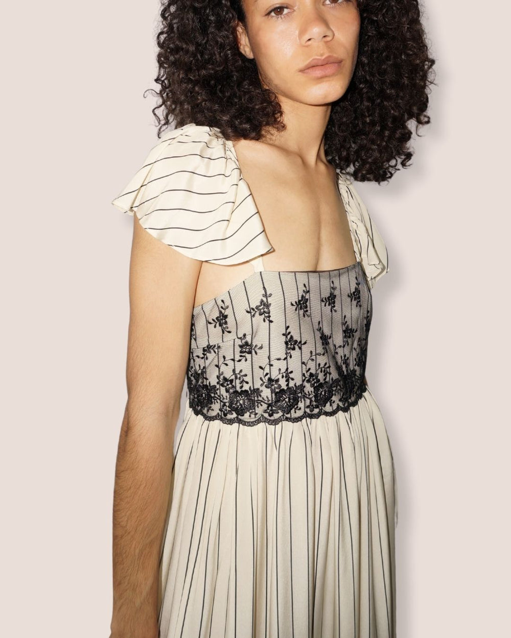 Robe en soie ivoire à rayures noires "Mélodie Rayée" , bustier dentelle noire, manches volantes, Meldesign 2025.