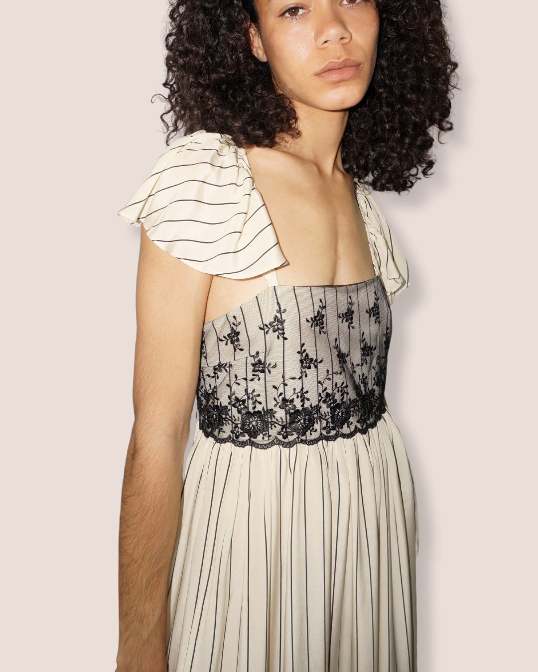 Robe en soie ivoire à rayures noires "Mélodie Rayée" , bustier dentelle noire, manches volantes, Meldesign 2025.