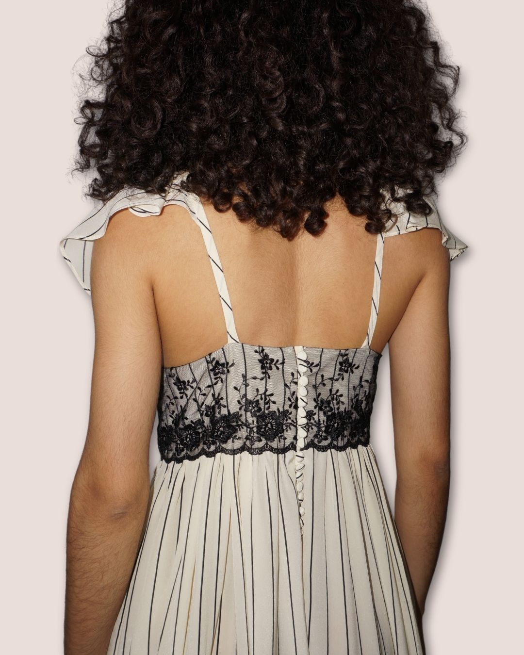 Robe en soie ivoire à rayures noires "Mélodie Rayée" , bustier dentelle noire, manches volantes, Meldesign 2025.