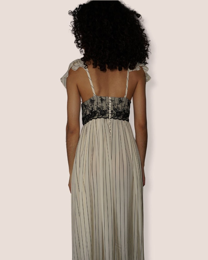 Robe en soie ivoire à rayures noires "Mélodie Rayée" , bustier dentelle noire, manches volantes, Meldesign 2025.