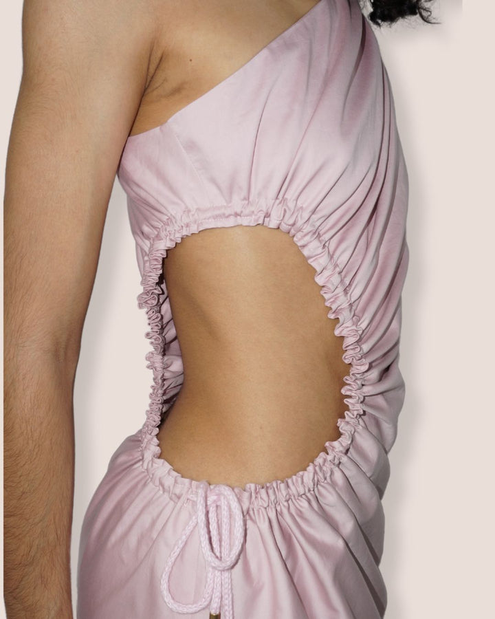 Robe longue/midi drapée asymétrique rose pâle "Danse des Nymphes" , une épaule, découpe et laçage à la taille avec pompons à embouts bronze - Meldesign 2025