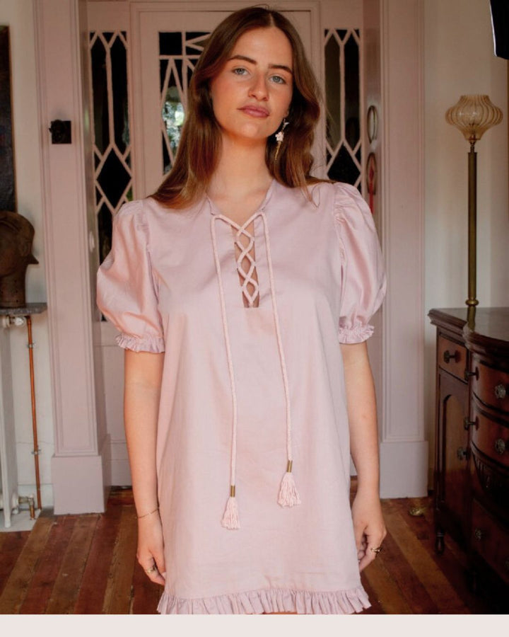 Robe longue/midi drapée asymétrique rose pâle "Danse des Nymphes" , une épaule, découpe et laçage à la taille avec pompons à embouts bronze - Meldesign 2025