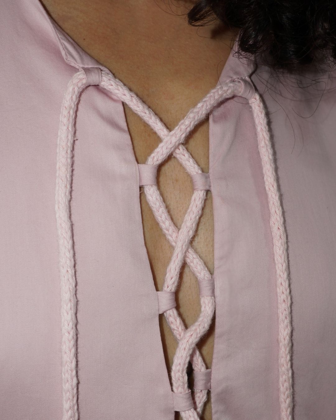Robe courte rose pâle. Laçage décoratif, manches bouffantes & volant. Féminine, fluide, unique - Meldesign 2025.