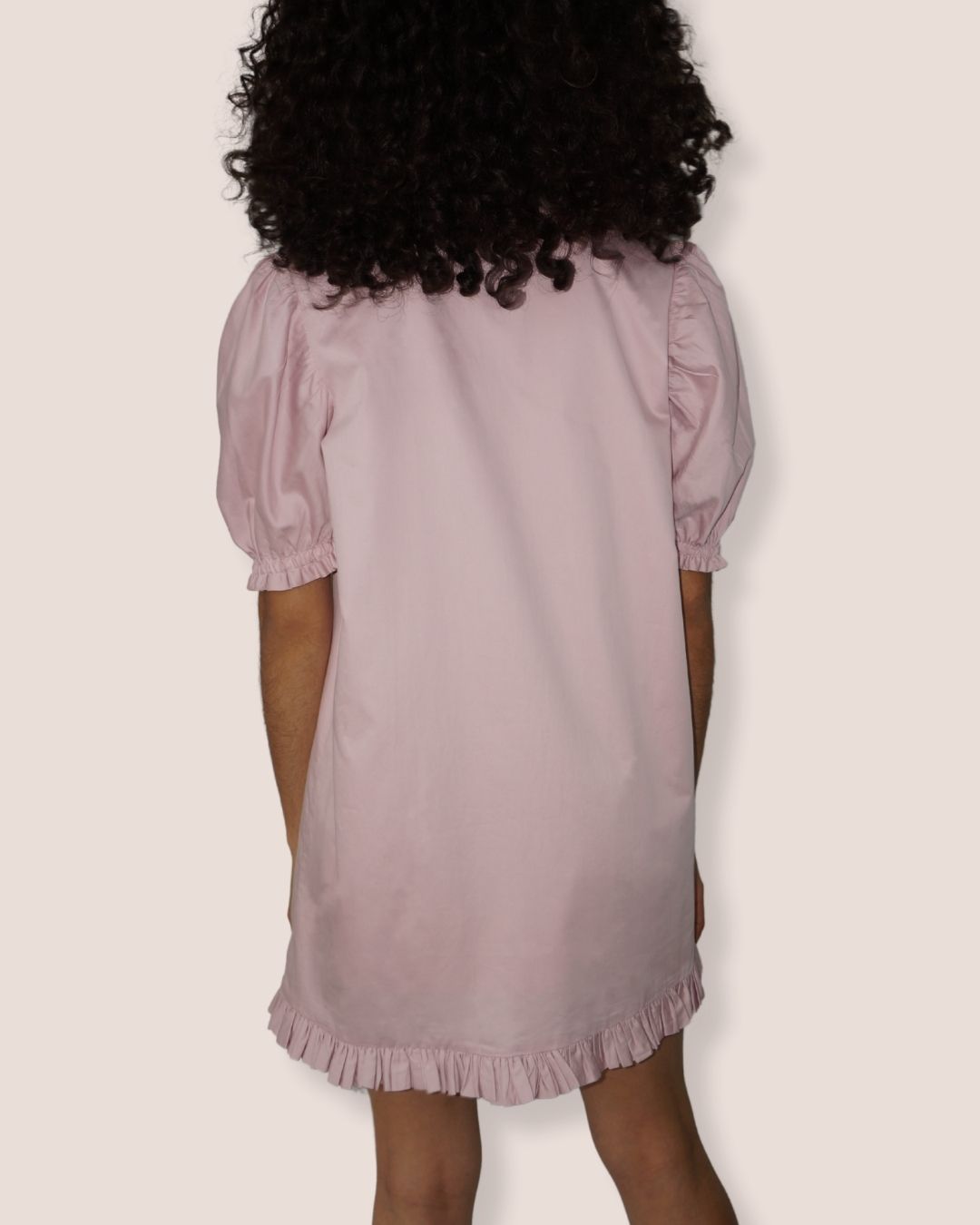 Robe courte rose pâle. Laçage décoratif, manches bouffantes & volant. Féminine, fluide, unique - Meldesign 2025.