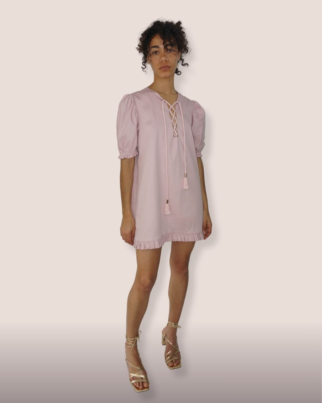 Robe courte rose pâle. Laçage décoratif, manches bouffantes & volant. Féminine, fluide, unique - Meldesign 2025.
