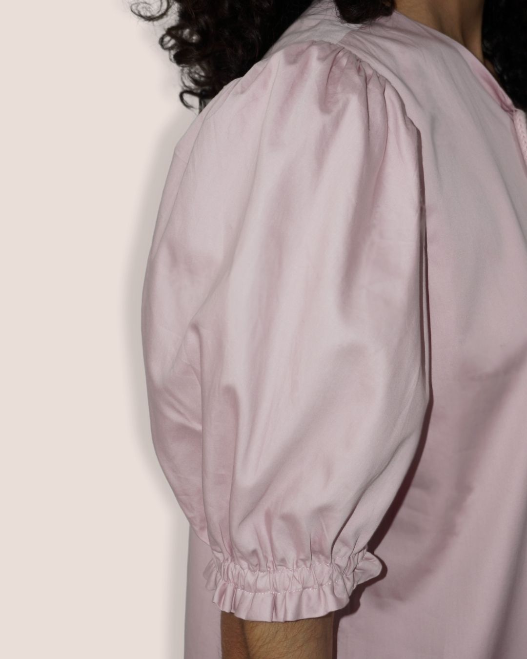 Robe courte rose pâle. Laçage décoratif, manches bouffantes & volant. Féminine, fluide, unique - Meldesign 2025.