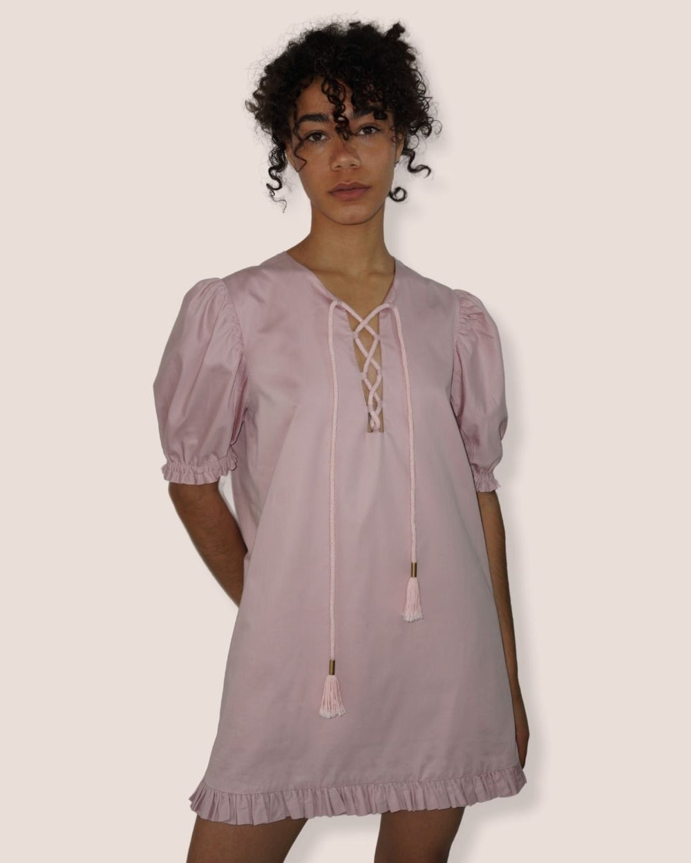 Robe courte rose pâle. Laçage décoratif, manches bouffantes & volant. Féminine, fluide, unique - Meldesign 2025.