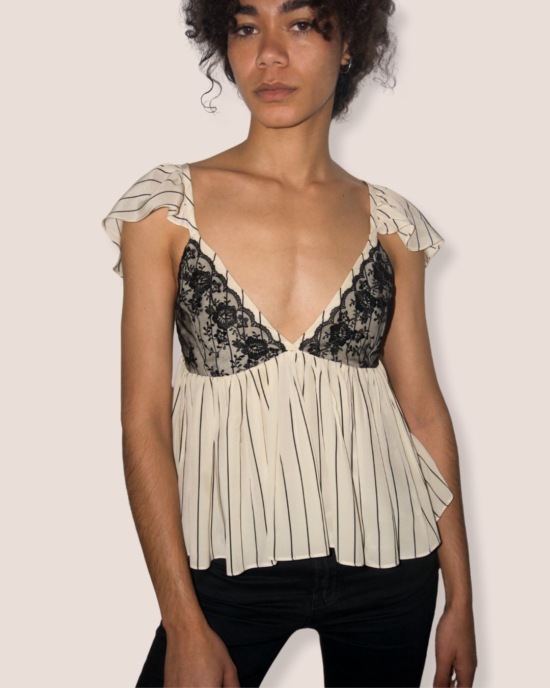 Sublime top en soie ivoire à rayures . Bustier dentelle noire, dos nu ajustable, manches volantes. Romantique & chic - Meldesign 2025.