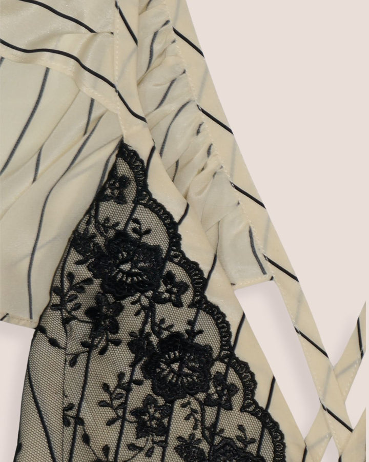 Sublime top en soie ivoire à rayures . Bustier dentelle noire, dos nu ajustable, manches volantes. Romantique & chic - Meldesign 2025.