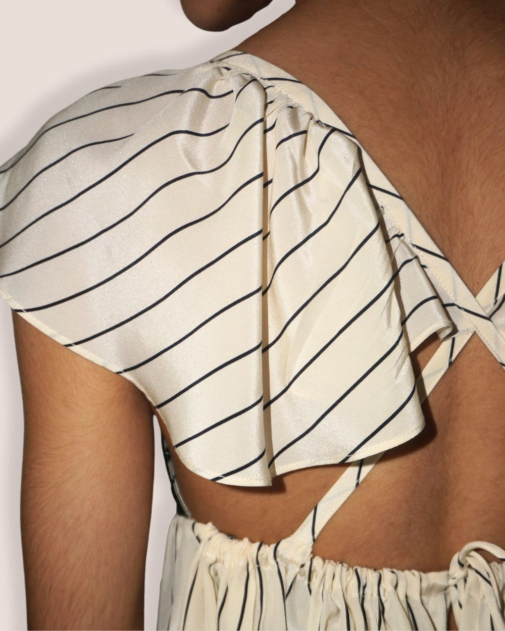 Sublime top en soie ivoire à rayures . Bustier dentelle noire, dos nu ajustable, manches volantes. Romantique & chic - Meldesign 2025.
