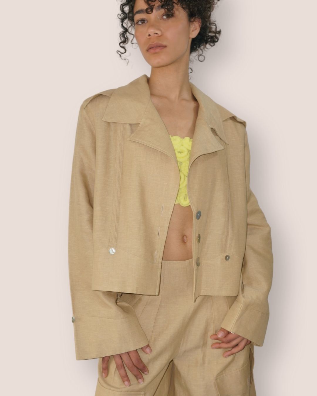 Veste légère beige en lin et coton "Épure Texturée" , col tailleur, boutons nacre, coutures fines, collection Meldesign  2025.