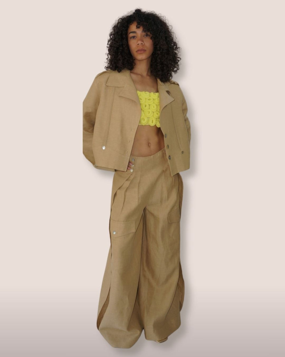 Veste légère beige en lin et coton "Épure Texturée" , col tailleur, boutons nacre, coutures fines, collection Meldesign  2025.