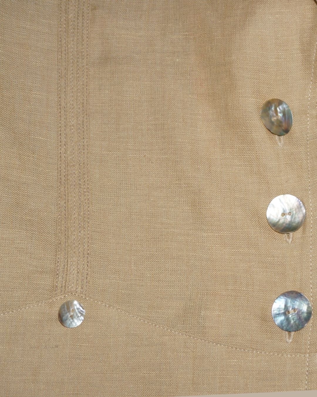 Veste légère beige en lin et coton "Épure Texturée" , col tailleur, boutons nacre, coutures fines, collection Meldesign  2025.
