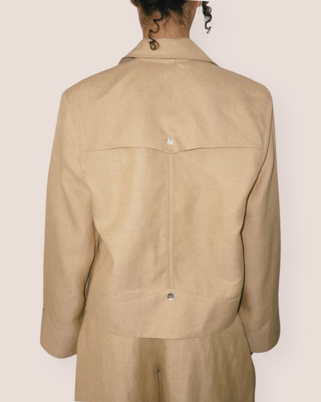 Veste légère beige en lin et coton "Épure Texturée" , col tailleur, boutons nacre, coutures fines, collection Meldesign  2025.