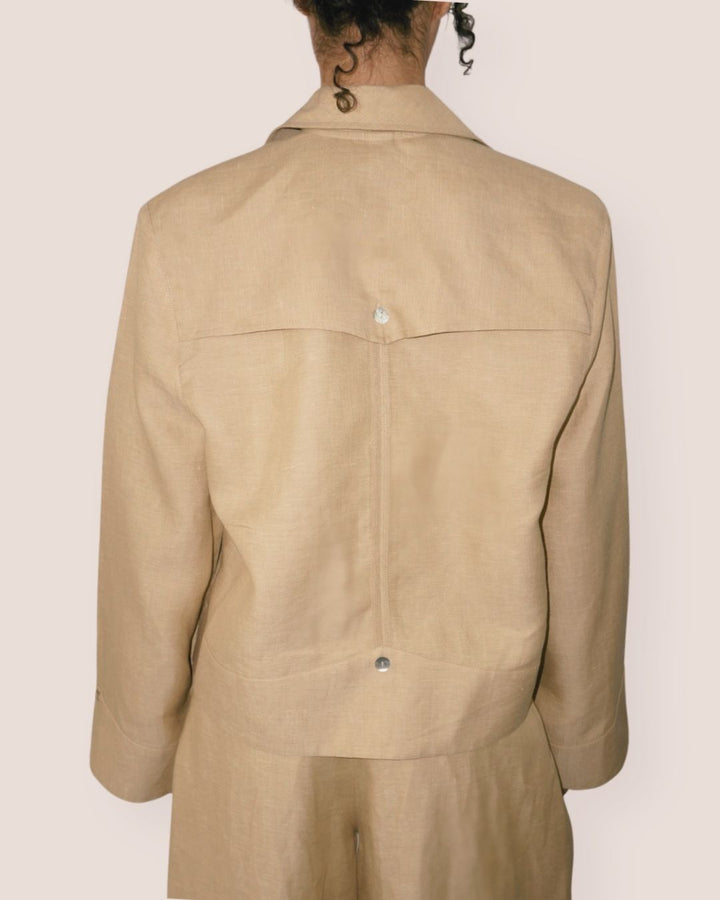 Veste légère beige en lin et coton "Épure Texturée" , col tailleur, boutons nacre, coutures fines, collection Meldesign  2025.